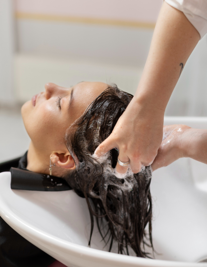 Soin capillaire réalisé chez Annie C dans l’Hair lors d’un lavage en salon à Longeville-sur-Mer